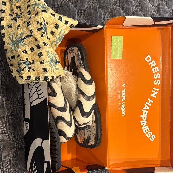 Farm Rio Patterned Flip Flops - Picture 5 of 6